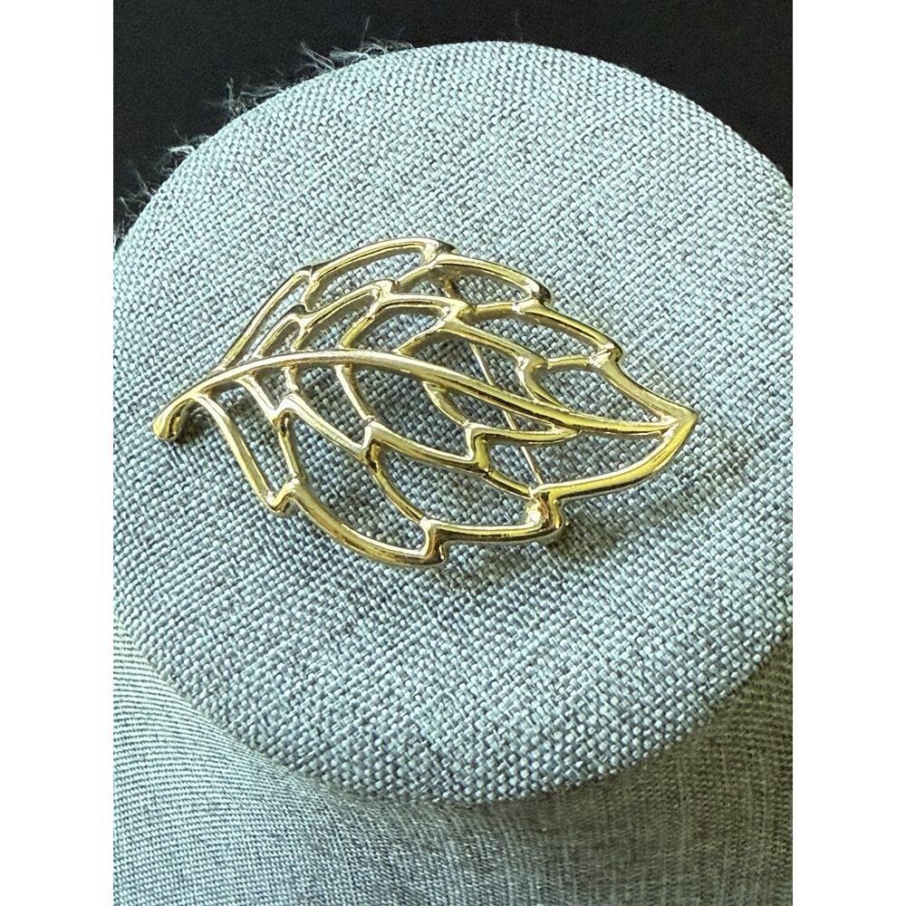 Vintage TRIFARI Openwork Leaf Brooch Gold Tone Pin Capsule Career Cocktail
